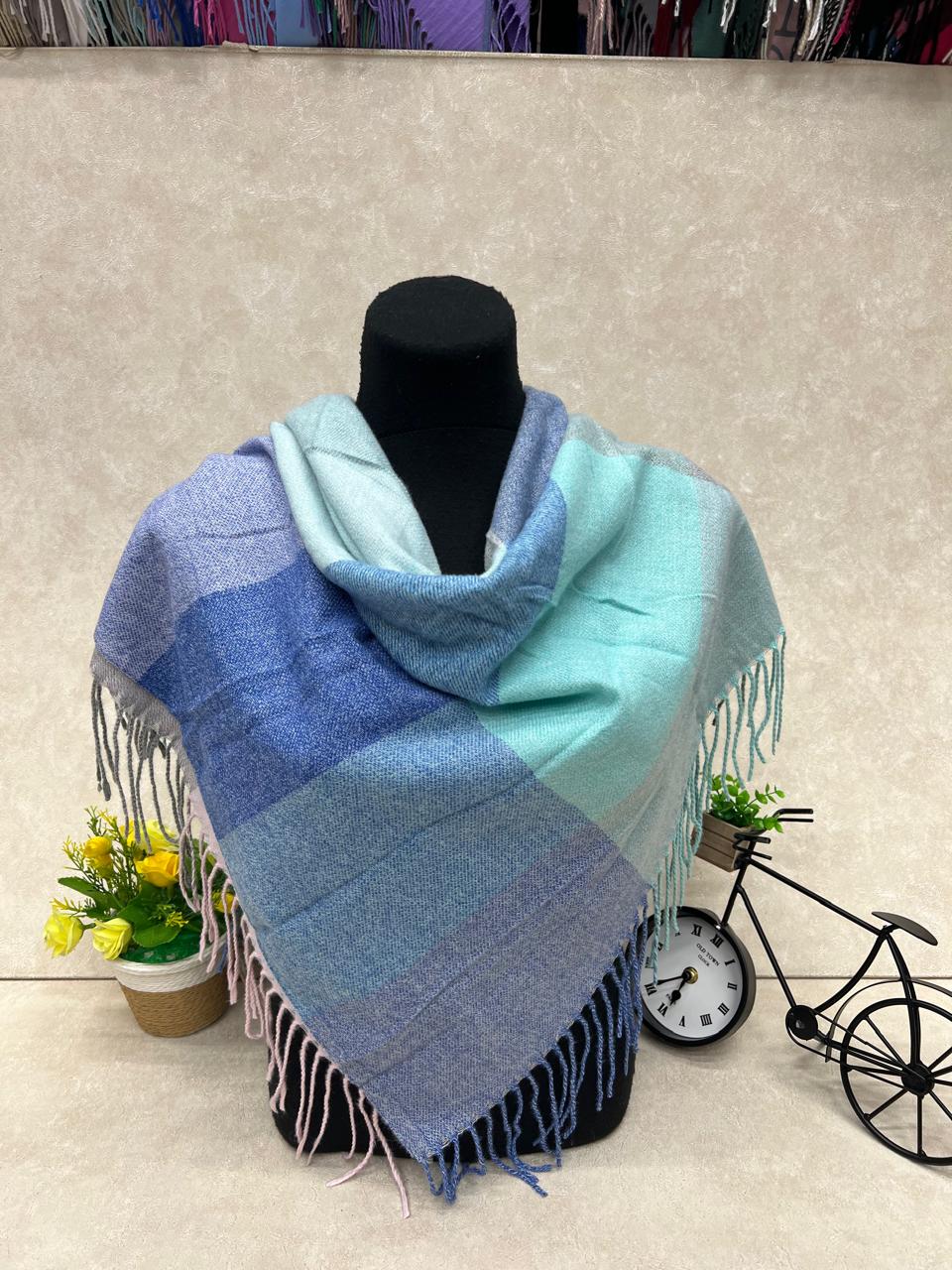 На фото 1 - Палантин из кашемира, мультицвет На фото 1 - Палантин из кашемира, мультицвет