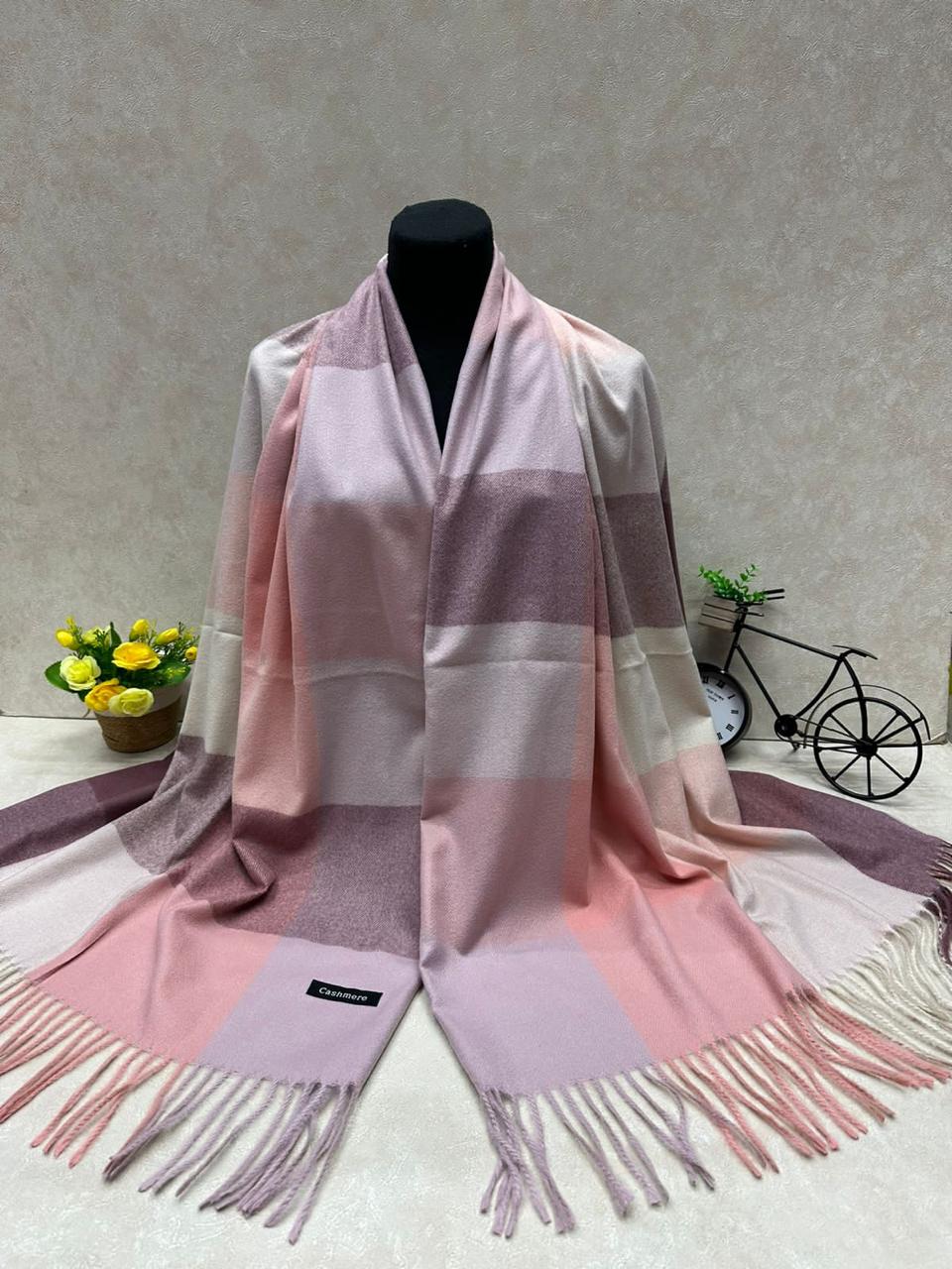 На фото 1 - Палантин из кашемира, мультицвет