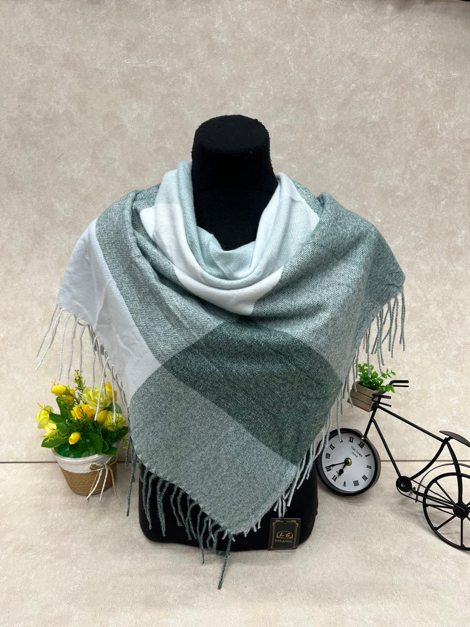 На фото 1 - Палантин из кашемира, мультицвет На фото 1 - Палантин из кашемира, мультицвет