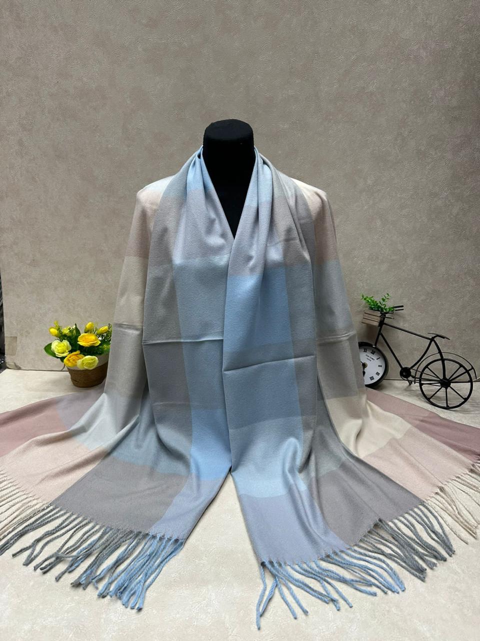 На фото 1 - Палантин из кашемира, мультицвет