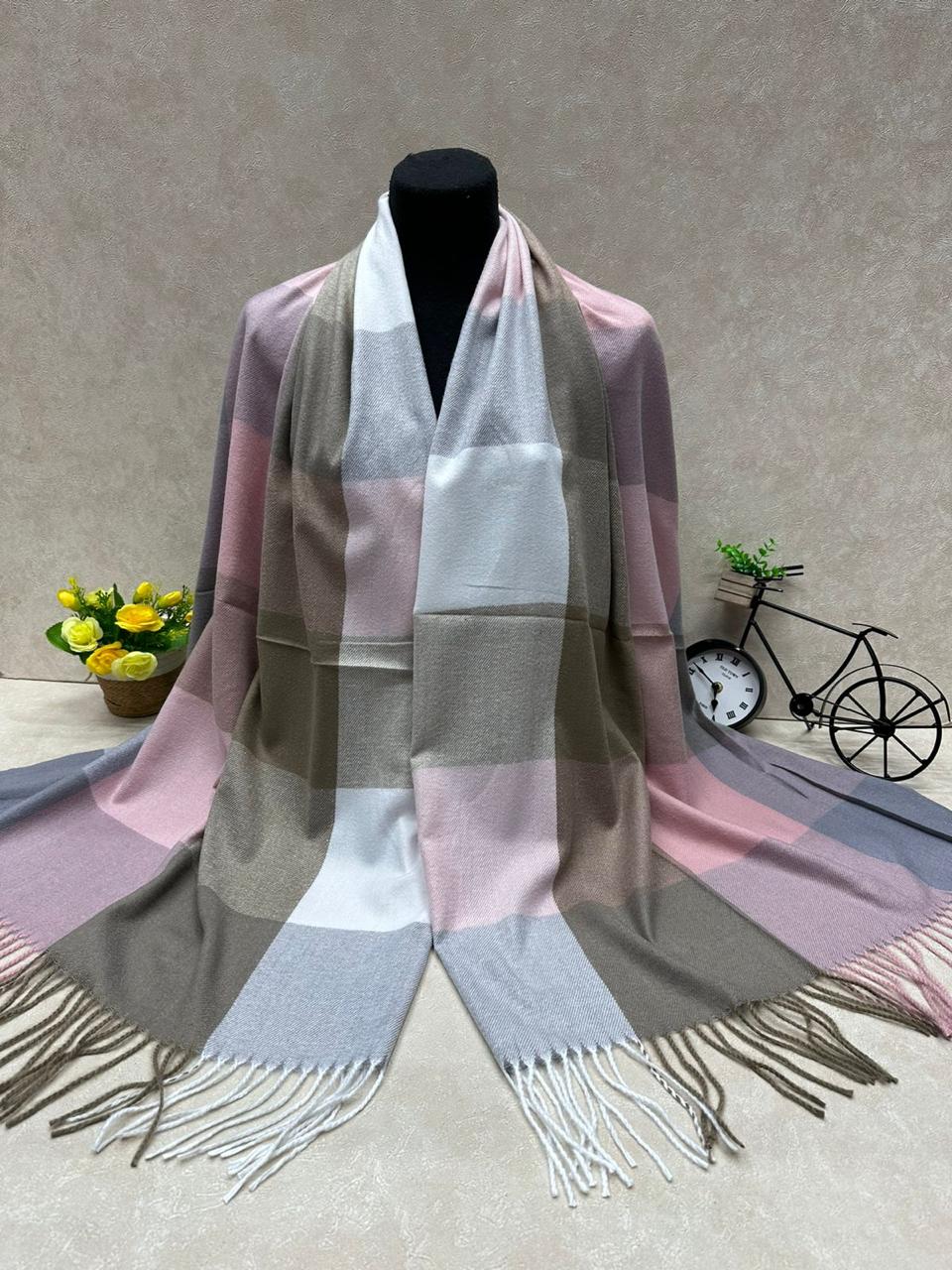 На фото 1 - Палантин из кашемира, мультицвет