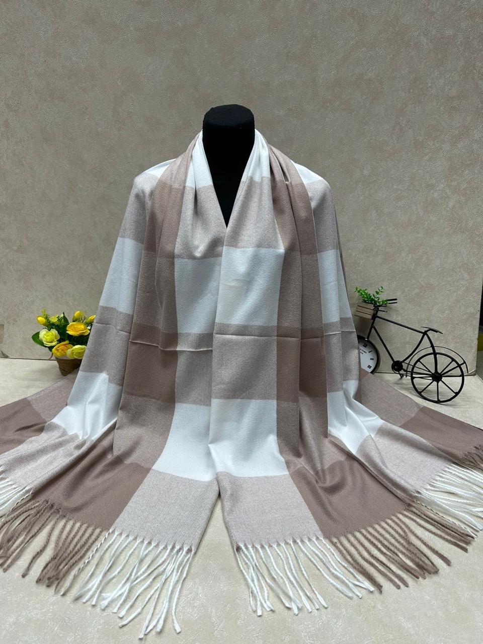 На фото 1 - Палантин из кашемира, мультицвет На фото 1 - Палантин из кашемира, мультицвет