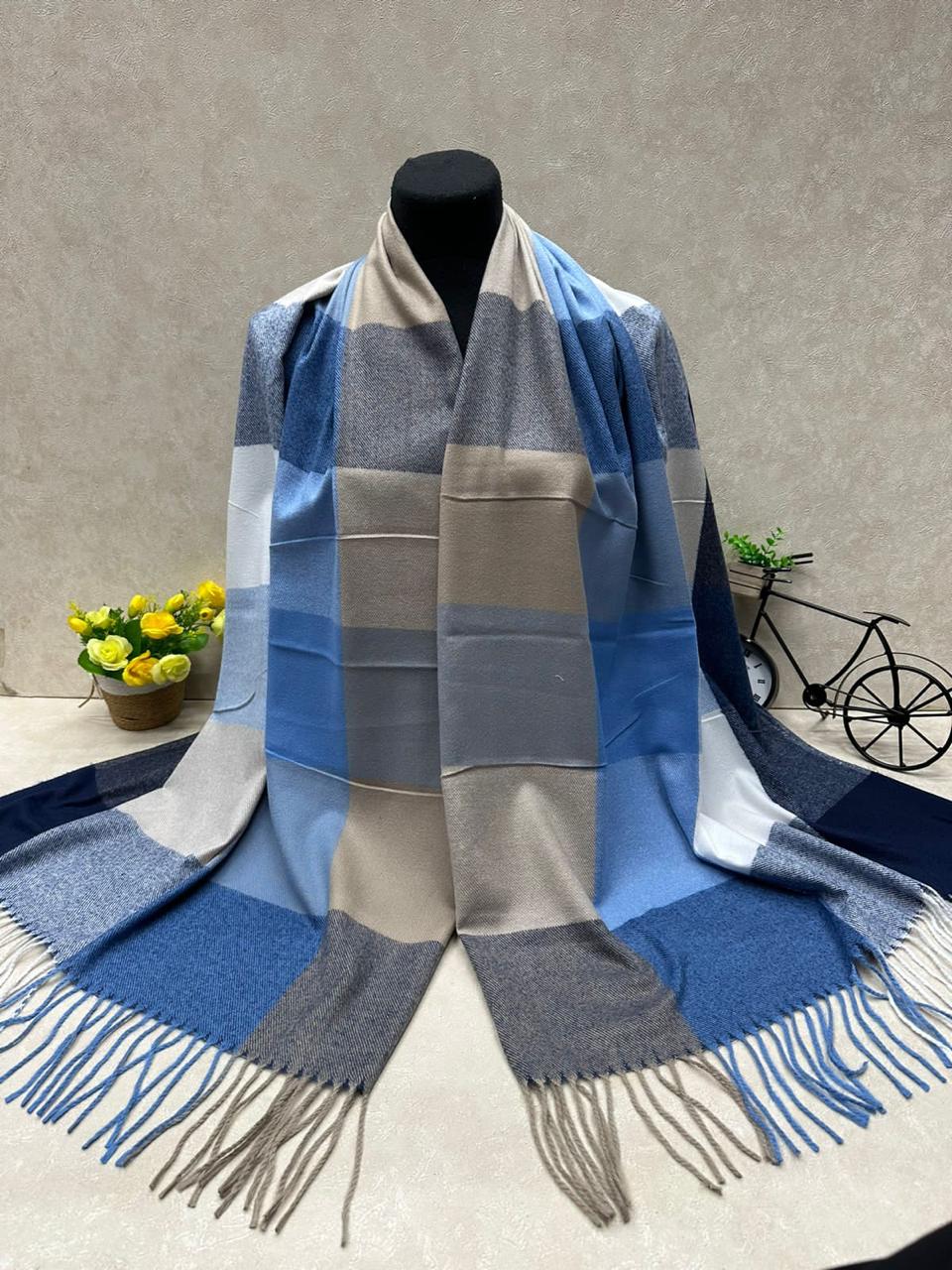 На фото 1 - Палантин из кашемира, мультицвет На фото 1 - Палантин из кашемира, мультицвет