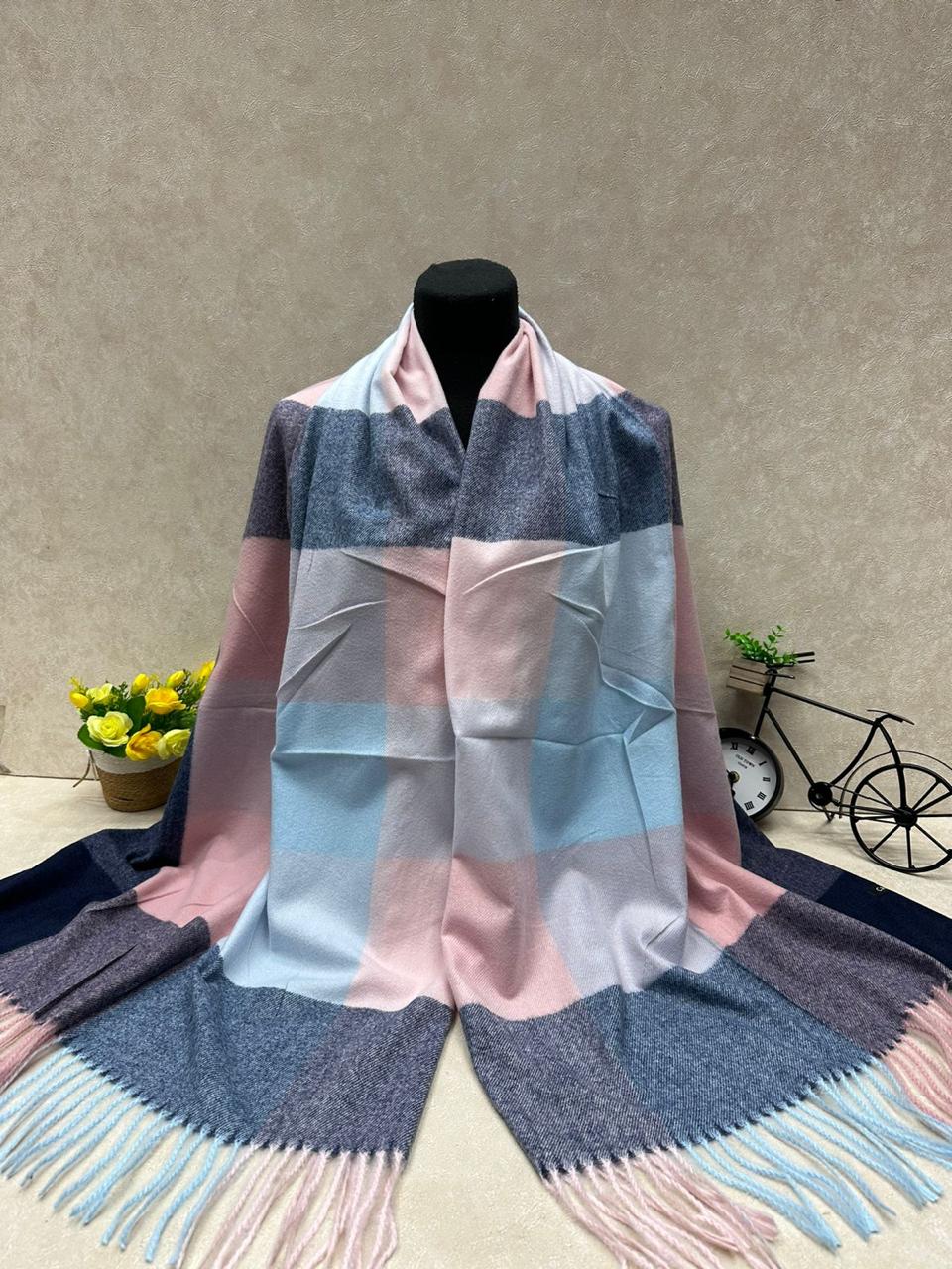 На фото 1 - Палантин из кашемира, мультицвет На фото 1 - Палантин из кашемира, мультицвет