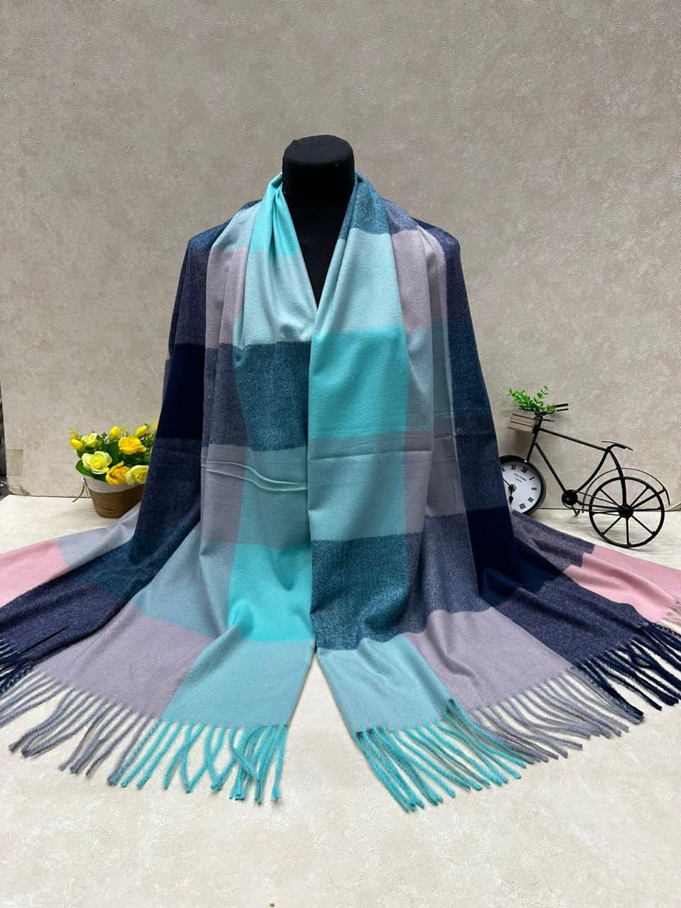 На фото 1 - Палантин из кашемира, мультицвет На фото 1 - Палантин из кашемира, мультицвет