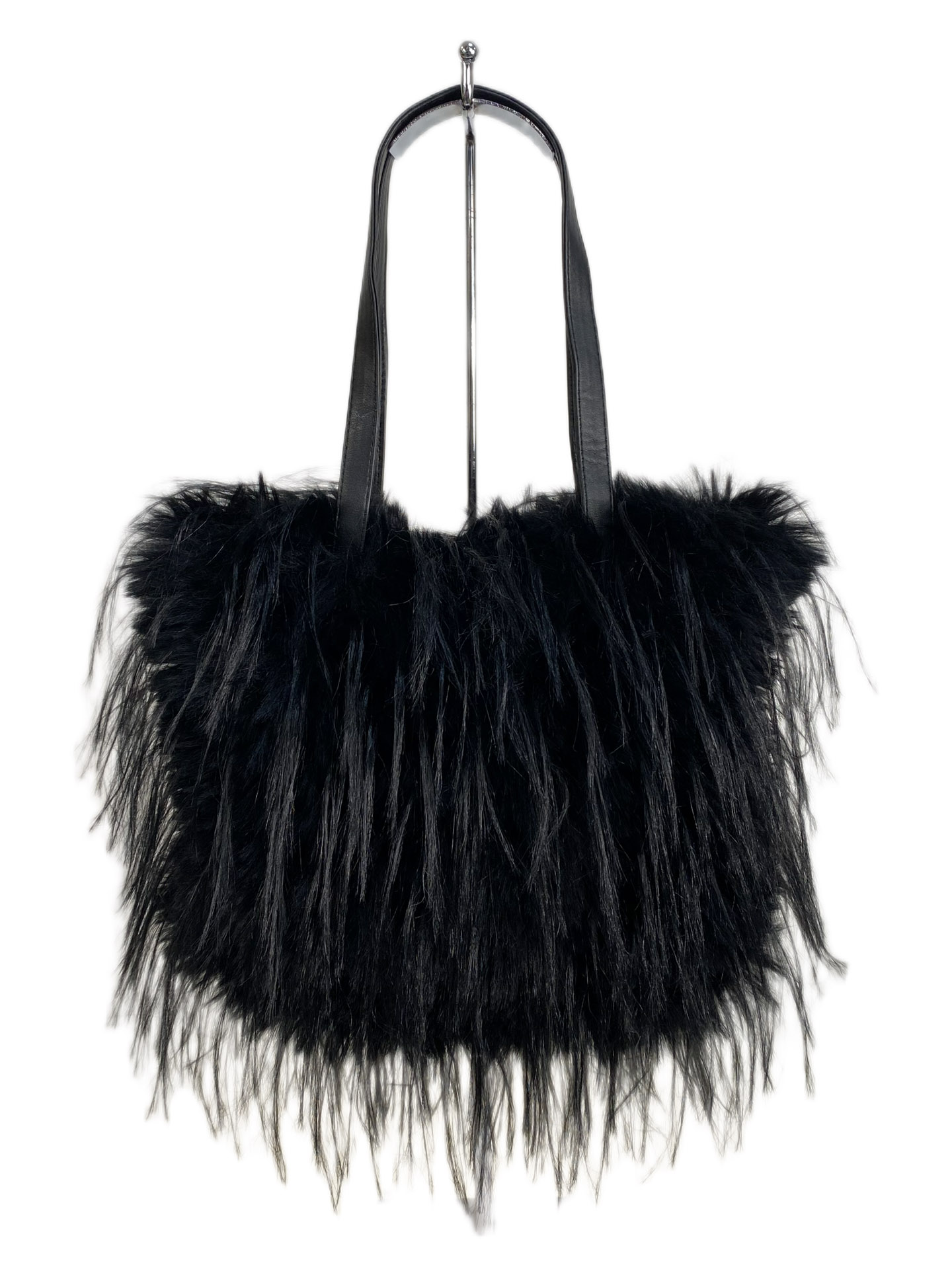 На фото 2 - Женская сумка из искусственного меха, цвет черный