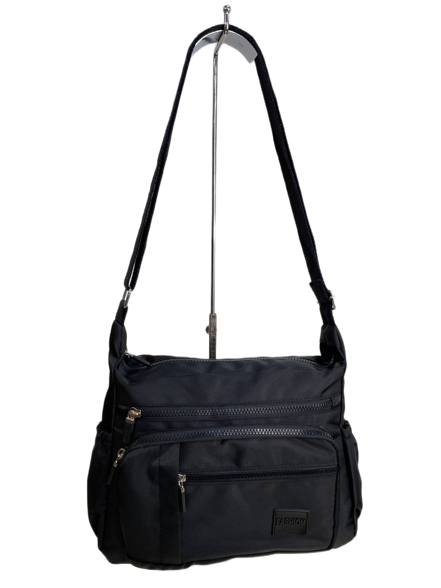 На фото 1 - Женская cумка из текстиля, цвет черный На фото 1 - Женская cумка из текстиля, цвет черный