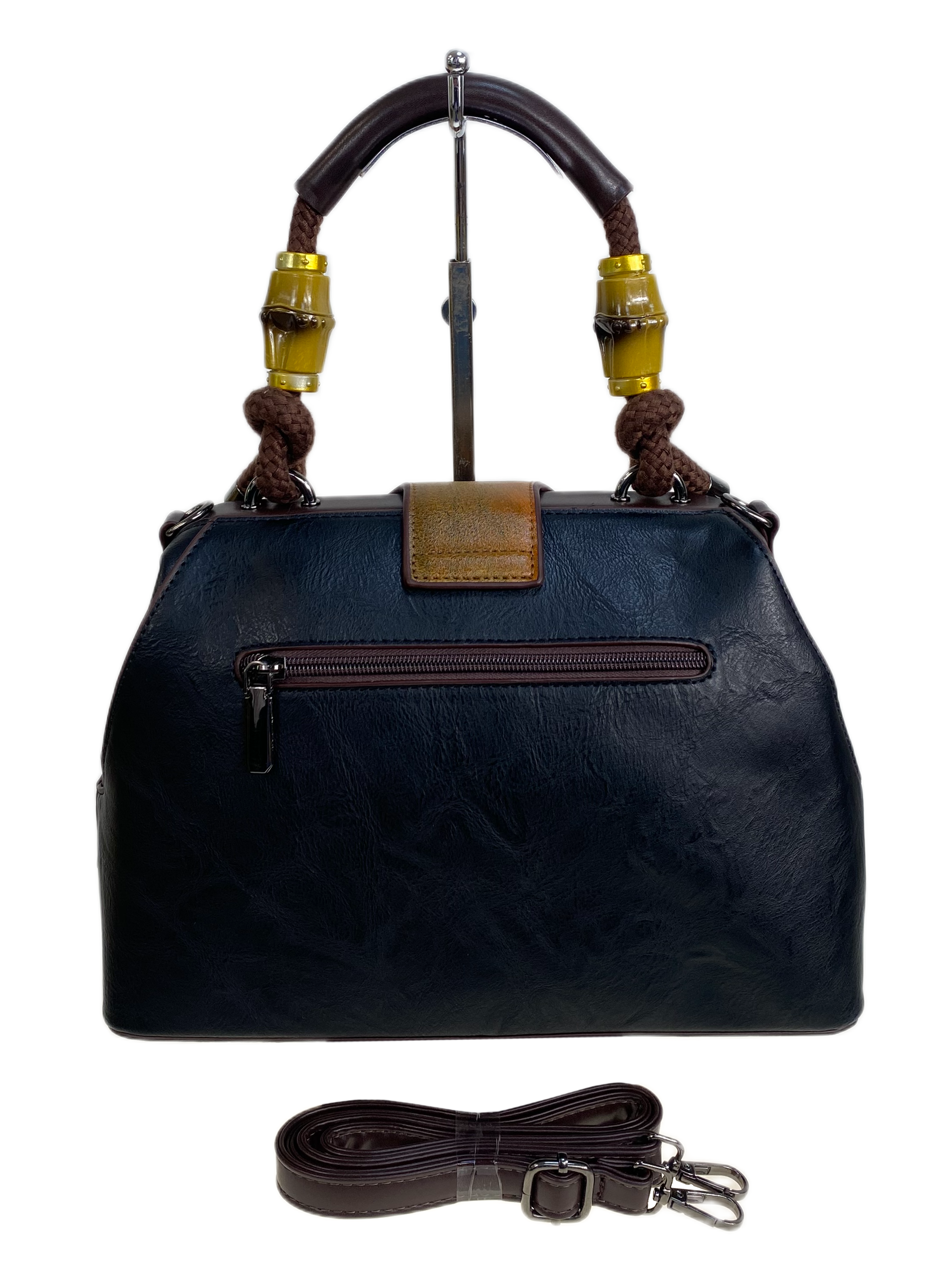 На фото 2 - Женская сумка из искусственной кожи, цвет черный На фото 2 - Женская сумка из искусственной кожи, цвет черный