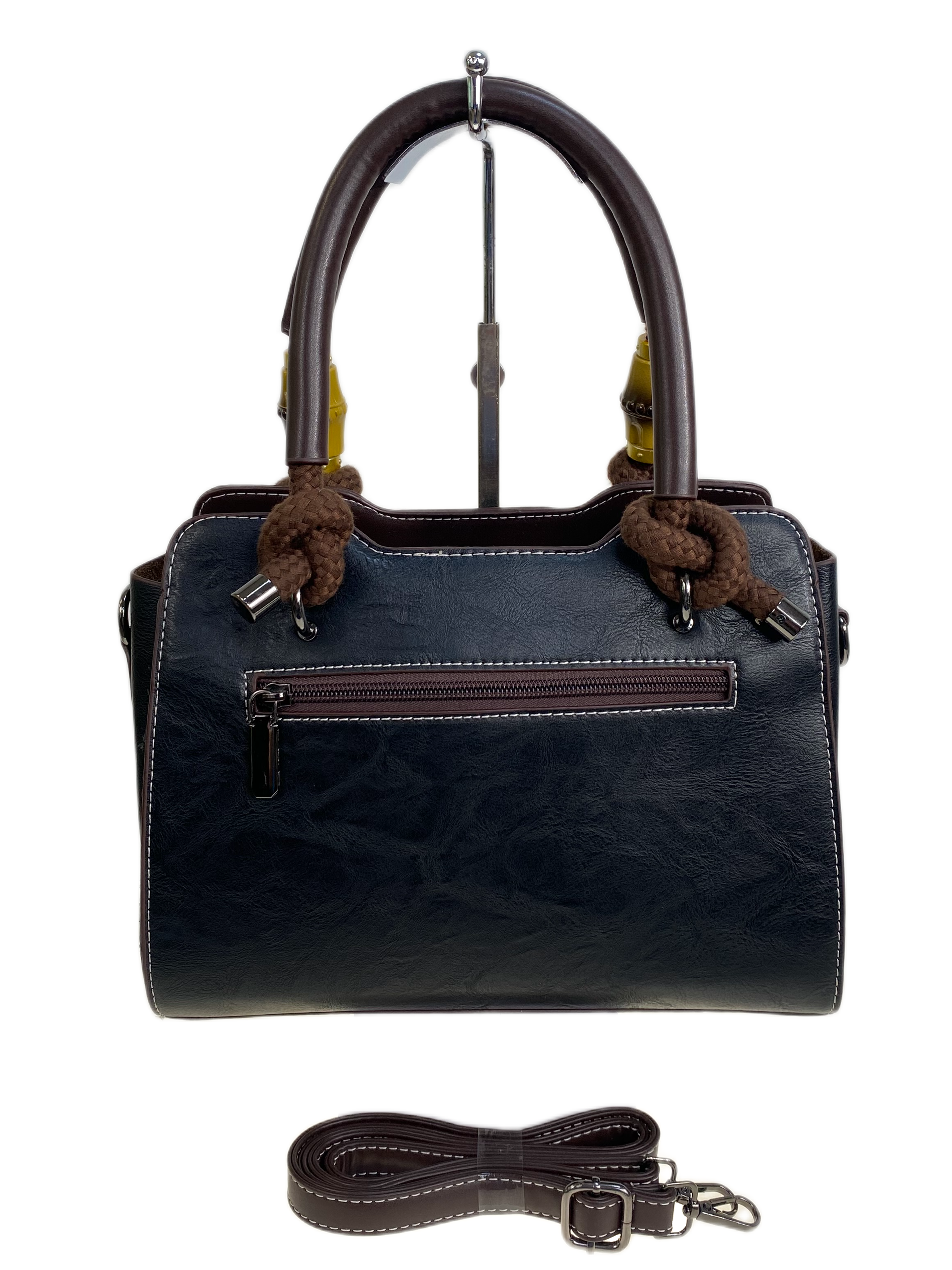 На фото 2 - Женская сумка из искусственной кожи, цвет черный На фото 2 - Женская сумка из искусственной кожи, цвет черный