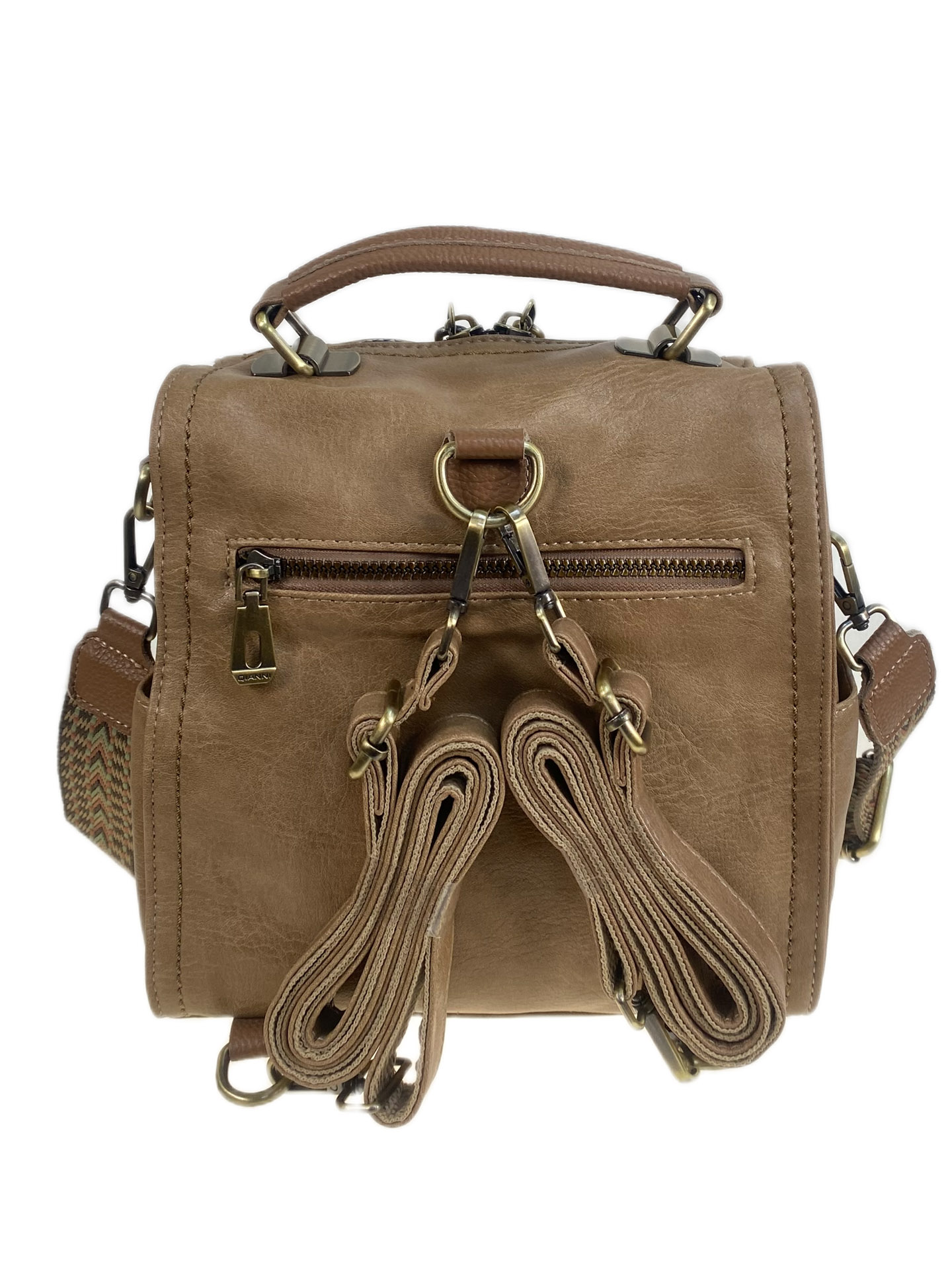 На фото 2 - Женская сумка - рюкзак из искусственной кожи, цвет коричневый