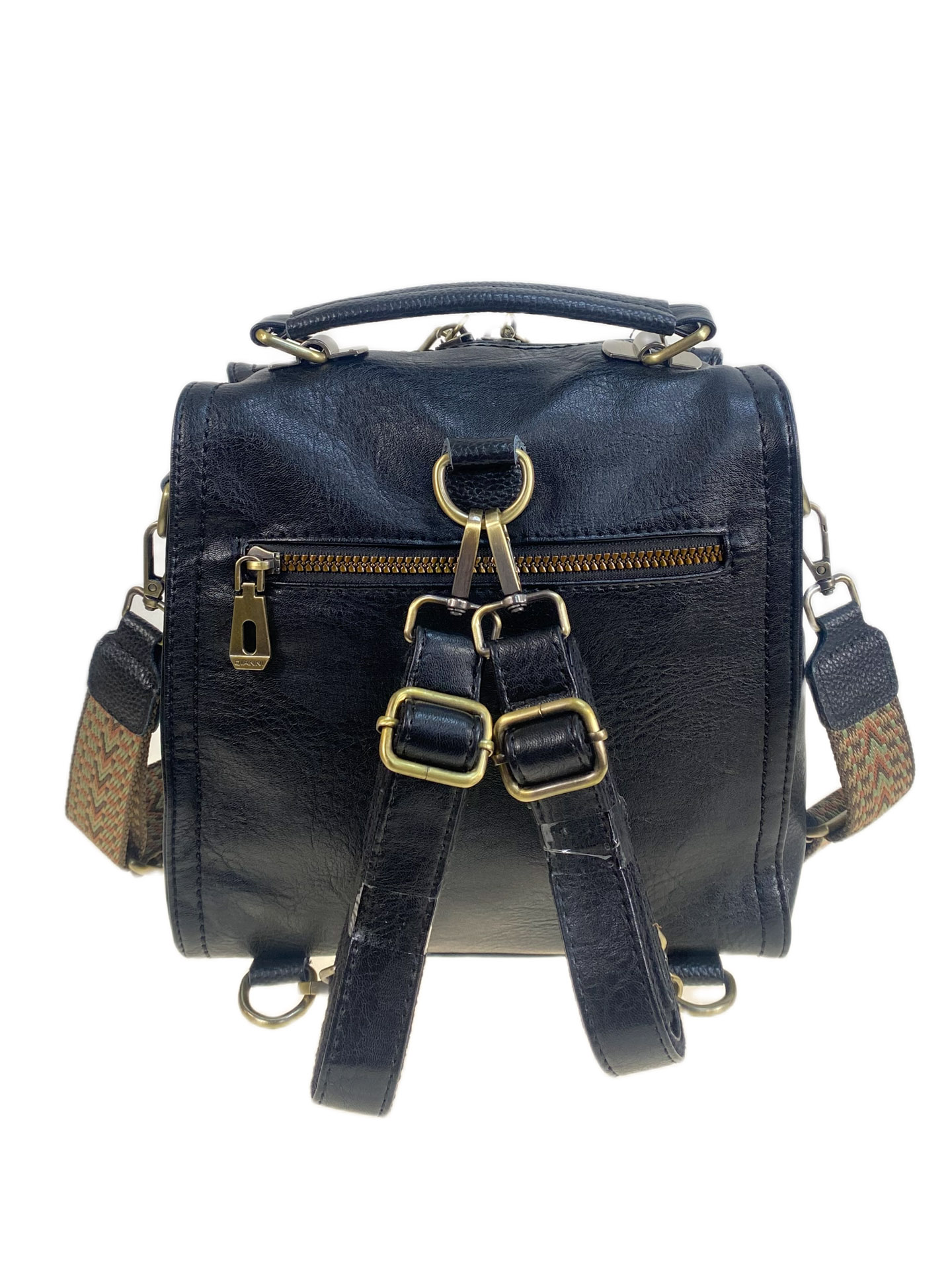 На фото 2 - Женская сумка - рюкзак из искусственной кожи, цвет черный