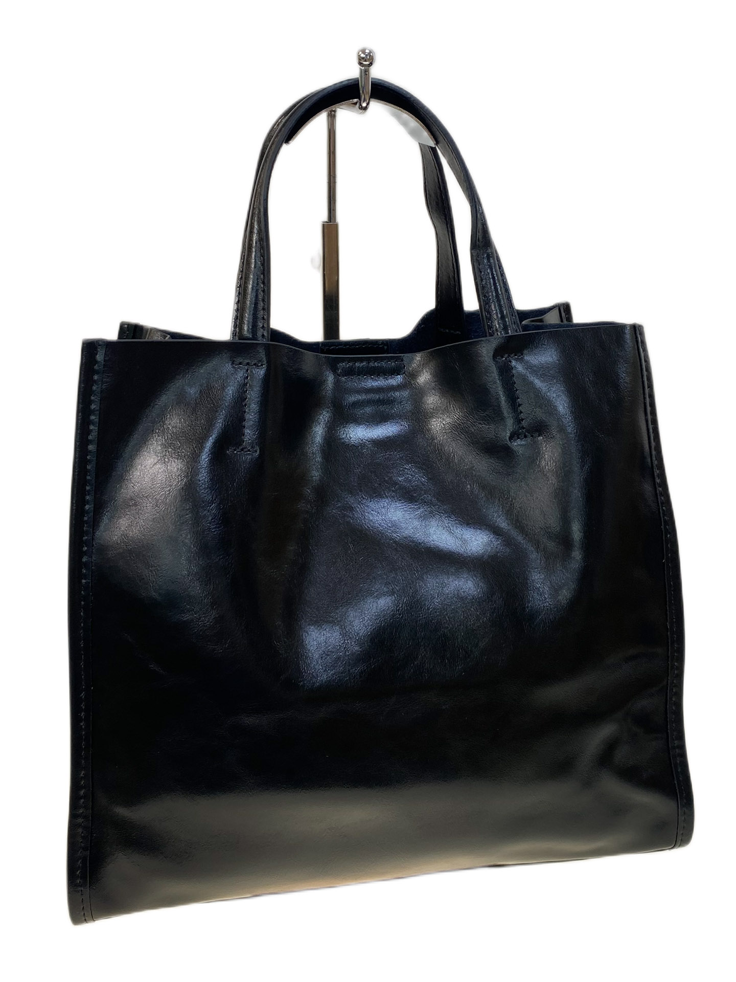 На фото 1 - Женская сумка из натуральной кожи, цвет  черный На фото 1 - Женская сумка из натуральной кожи, цвет  черный