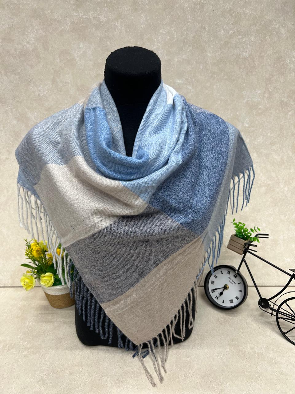 На фото 1 - Платок из кашемира, мультицвет На фото 1 - Платок из кашемира, мультицвет