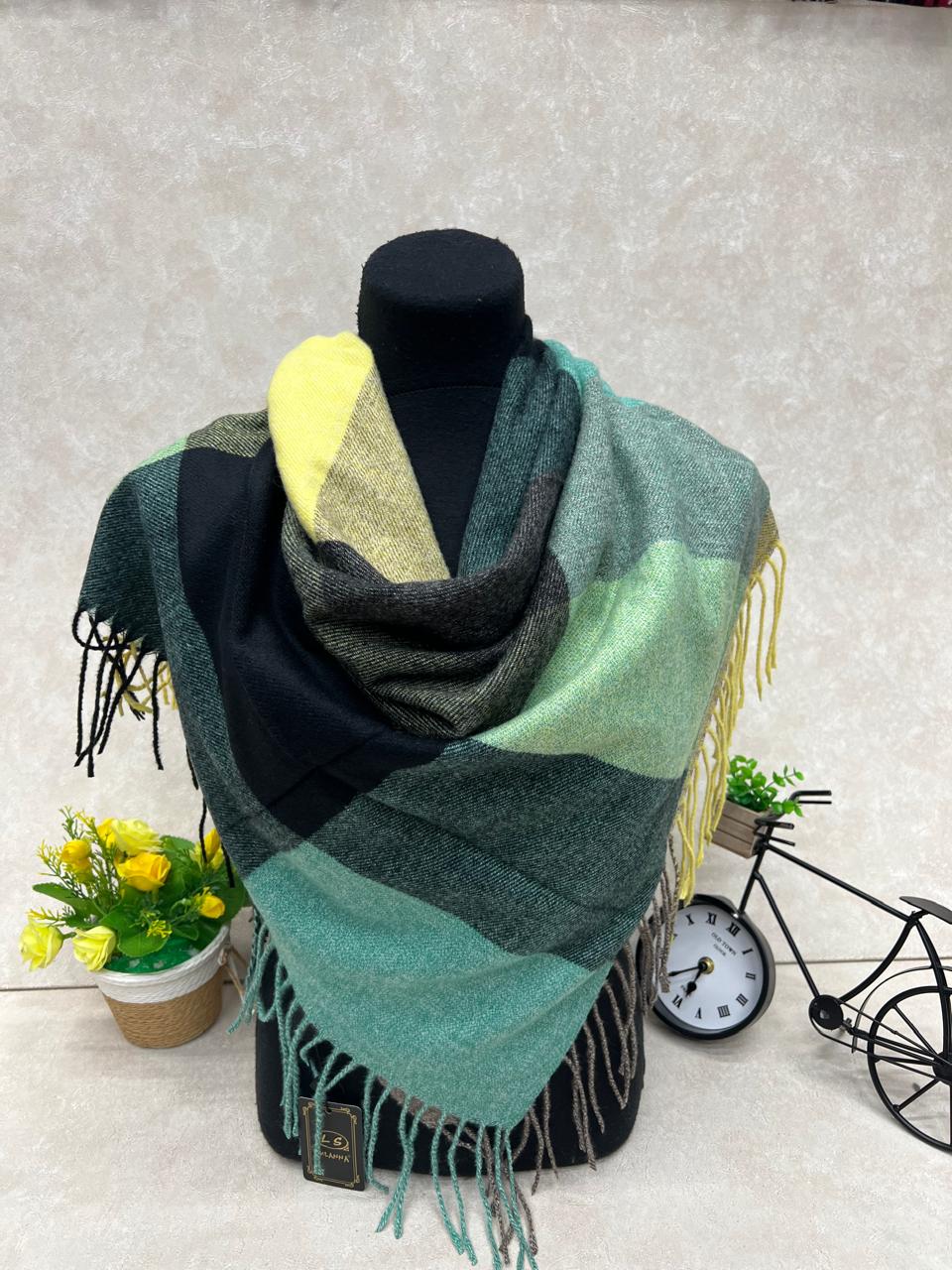 На фото 1 - Платок из кашемира, мультицвет На фото 1 - Платок из кашемира, мультицвет