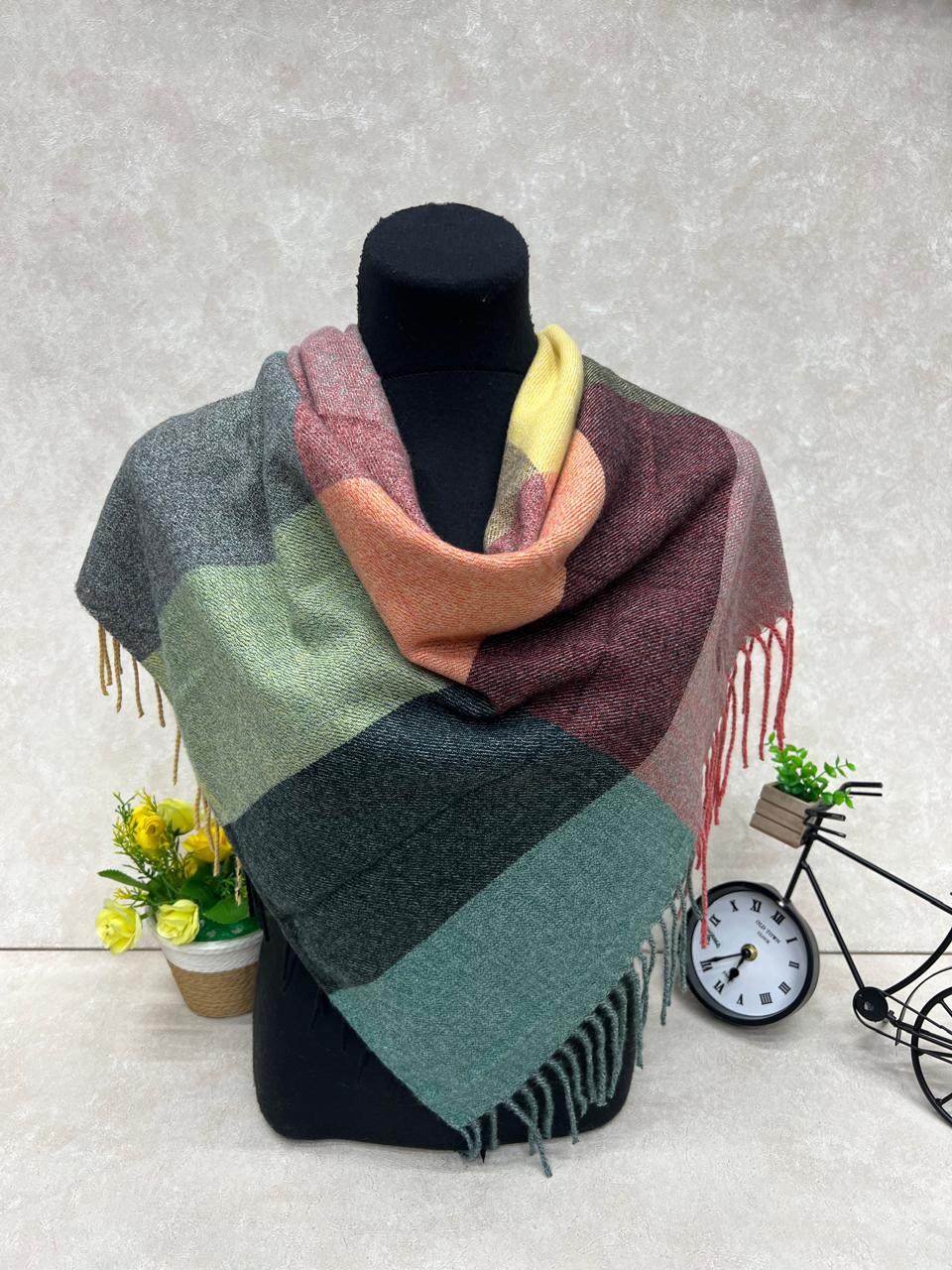 На фото 1 - Платок из кашемира, мультицвет