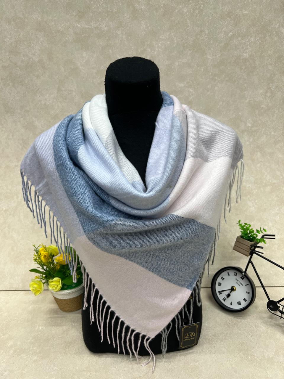 На фото 1 - Платок из кашемира, мультицвет На фото 1 - Платок из кашемира, мультицвет