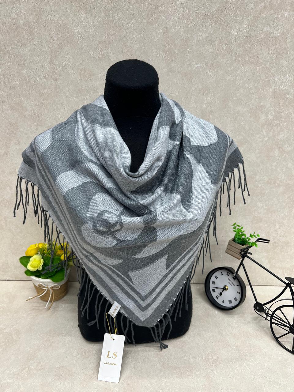 На фото 1 - Платок из кашемира, мультицвет На фото 1 - Платок из кашемира, мультицвет