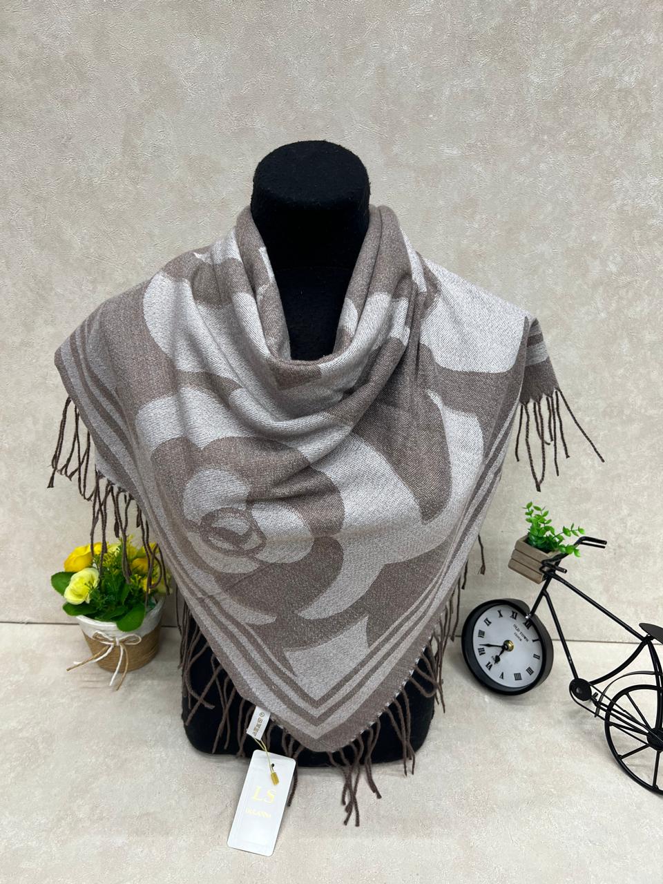 На фото 1 - Платок из кашемира, мультицвет На фото 1 - Платок из кашемира, мультицвет