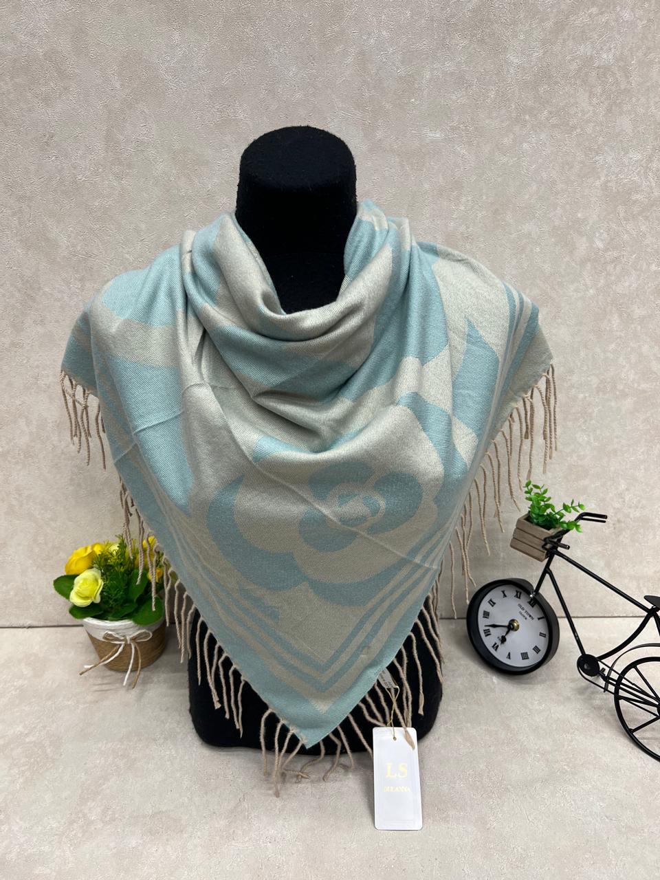 На фото 1 - Платок из кашемира, мультицвет На фото 1 - Платок из кашемира, мультицвет