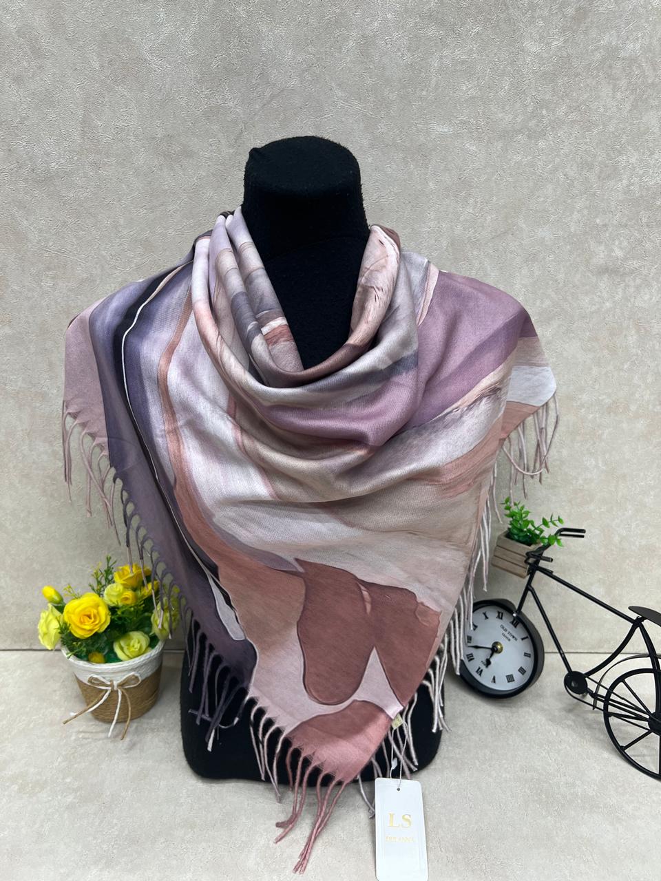 На фото 1 - Платок из кашемира, мультицвет На фото 1 - Платок из кашемира, мультицвет