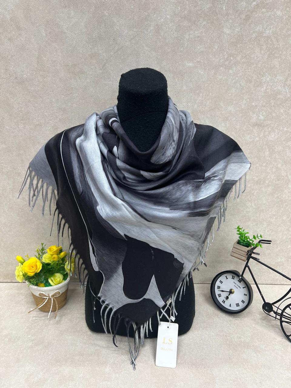 На фото 1 - Платок из кашемира, мультицвет На фото 1 - Платок из кашемира, мультицвет