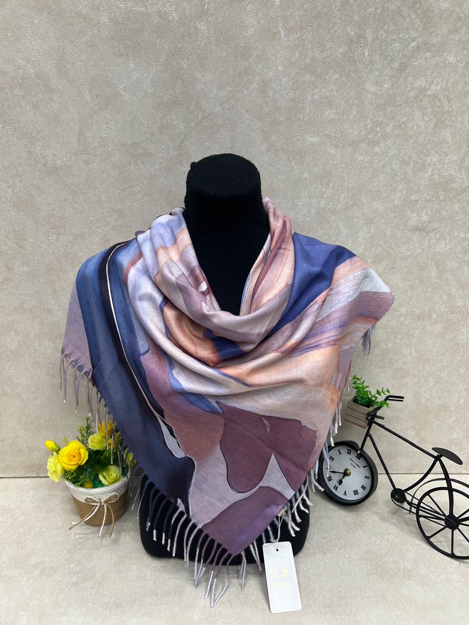 На фото 1 - Платок из кашемира, мультицвет На фото 1 - Платок из кашемира, мультицвет