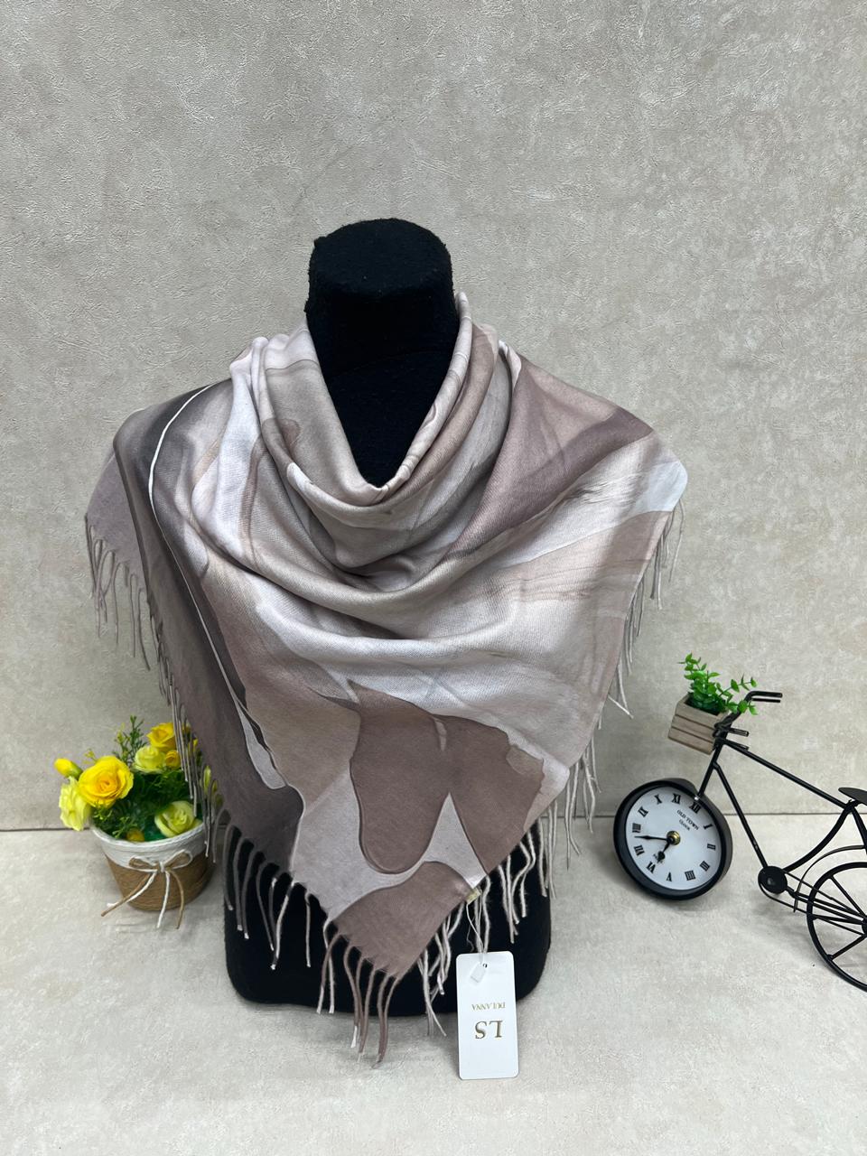 На фото 1 - Платок из кашемира, мультицвет На фото 1 - Платок из кашемира, мультицвет