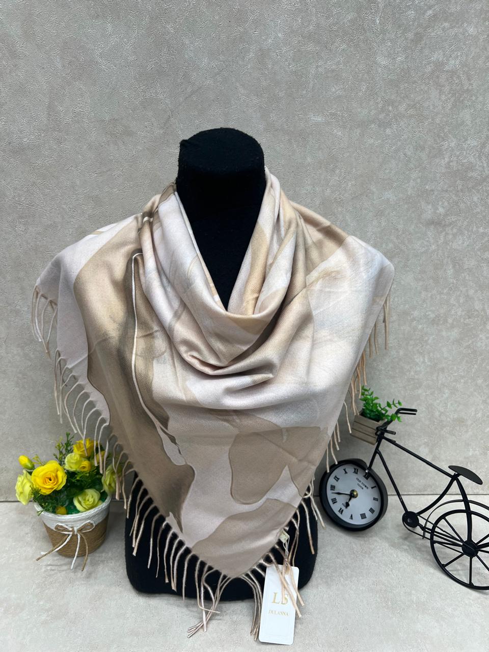 На фото 1 - Платок из кашемира, мультицвет На фото 1 - Платок из кашемира, мультицвет