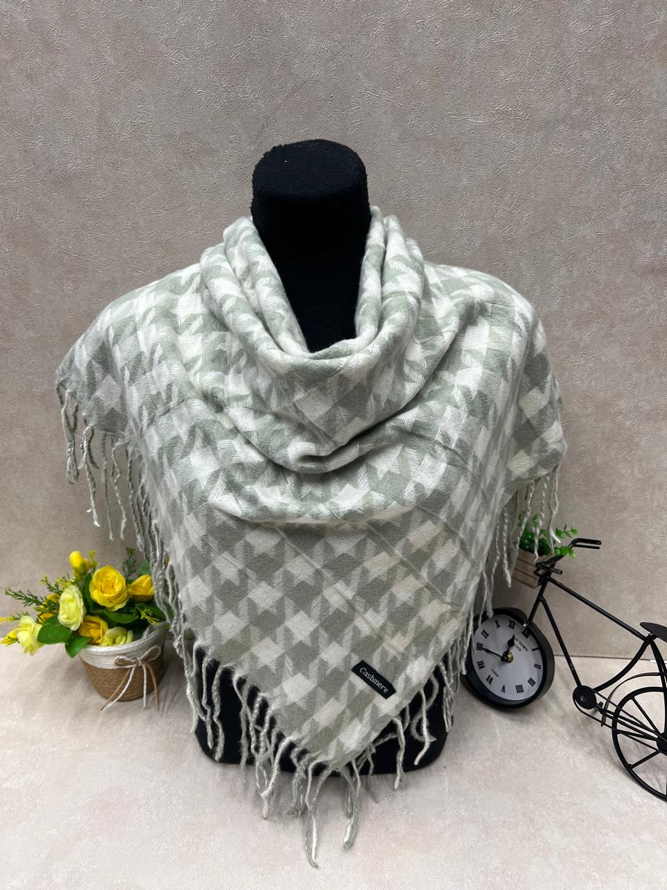 На фото 1 - Платок в клетку из кашемира, мультицвет