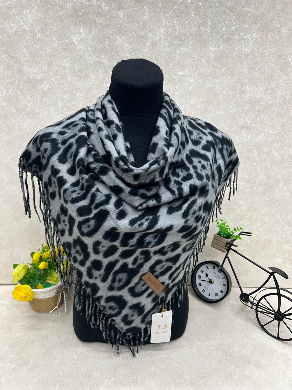 На фото 1 - Платок в клетку из кашемира, мультицвет