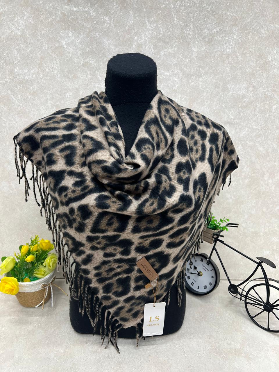 На фото 1 - Платок в клетку из кашемира, мультицвет