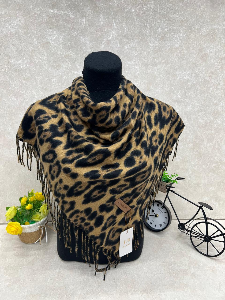 На фото 1 - Платок в клетку из кашемира, мультицвет