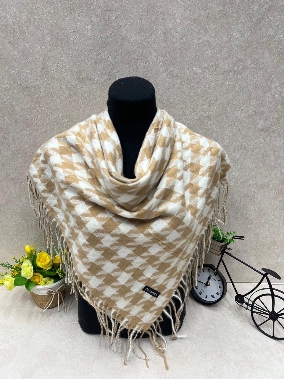 На фото 1 - Платок в клетку из кашемира, мультицвет
