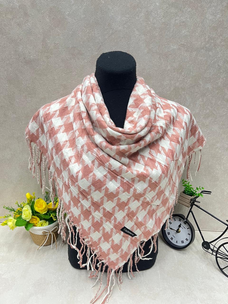 На фото 1 - Платок в клетку из кашемира, мультицвет