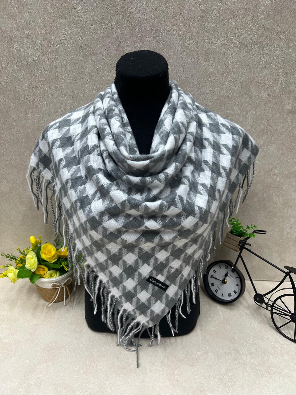 На фото 1 - Платок в клетку из кашемира, мультицвет