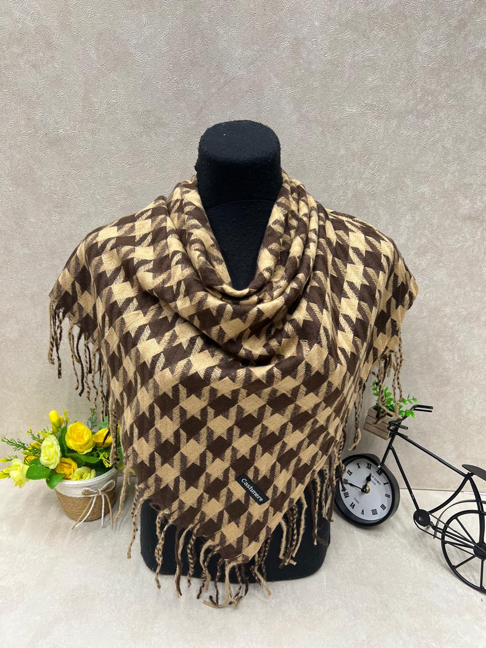 На фото 1 - Платок в клетку из кашемира, мультицвет