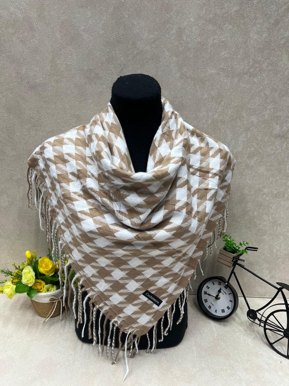 На фото 1 - Платок в клетку из кашемира, мультицвет
