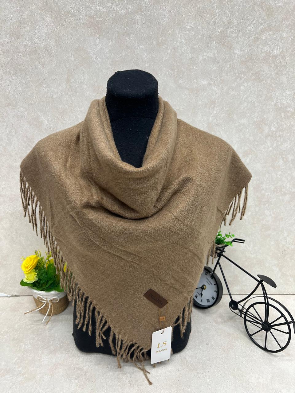 На фото 1 - Платок  из кашемира и шерсти, цвет бежевый На фото 1 - Платок  из кашемира и шерсти, цвет бежевый