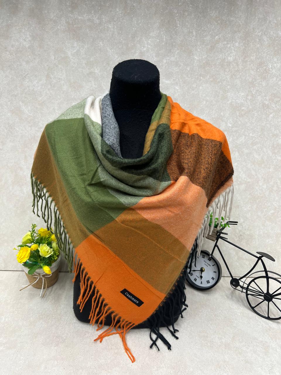 На фото 1 - Платок  из кашемира и шерсти, цвет мультицвет На фото 1 - Платок  из кашемира и шерсти, цвет мультицвет