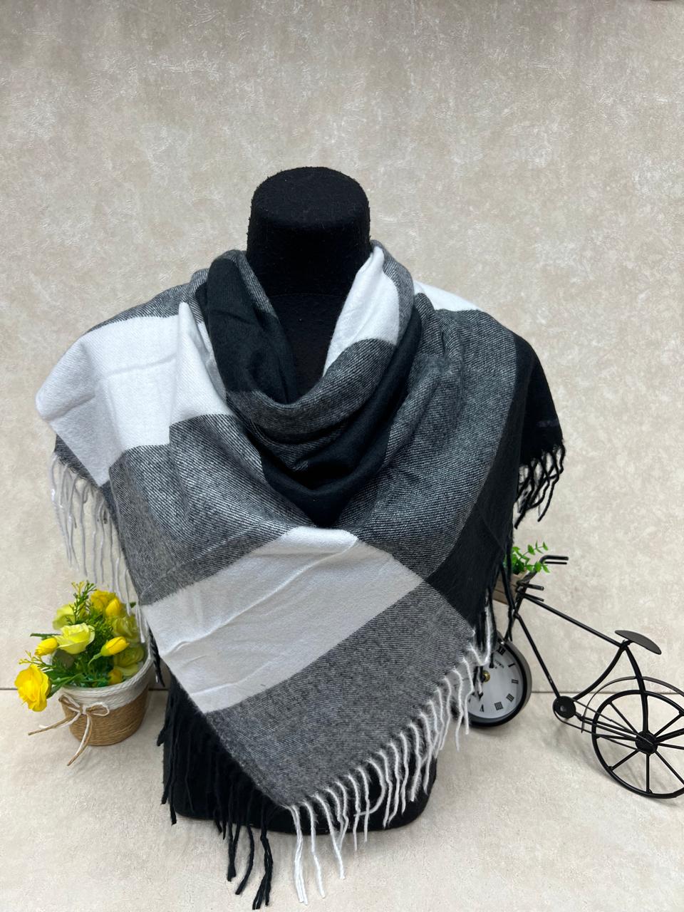 На фото 1 - Платок  из кашемира и шерсти, цвет мультицвет На фото 1 - Платок  из кашемира и шерсти, цвет мультицвет