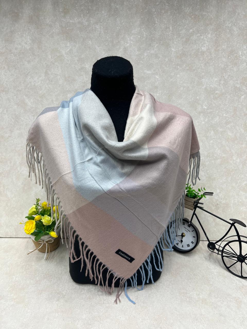 На фото 1 - Платок  из кашемира и шерсти, цвет мультицвет На фото 1 - Платок  из кашемира и шерсти, цвет мультицвет