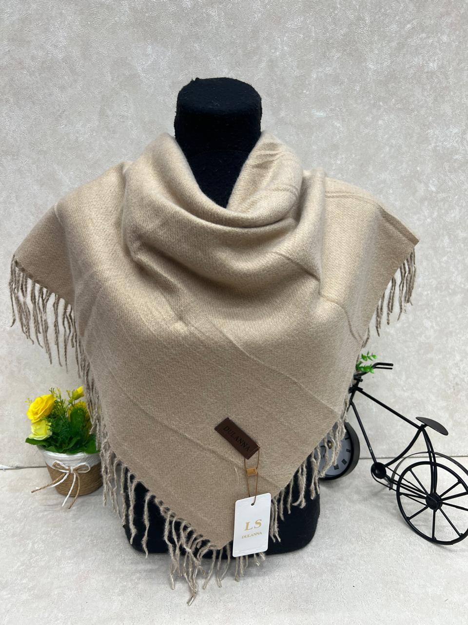 На фото 1 - Платок  из кашемира и шерсти, цвет светло бежевый На фото 1 - Платок  из кашемира и шерсти, цвет светло бежевый