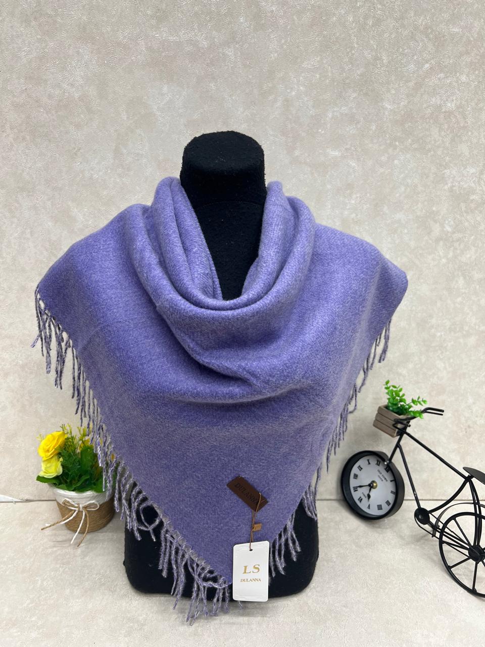 На фото 1 - Платок  из кашемира и шерсти, цвет сиреневый На фото 1 - Платок  из кашемира и шерсти, цвет сиреневый