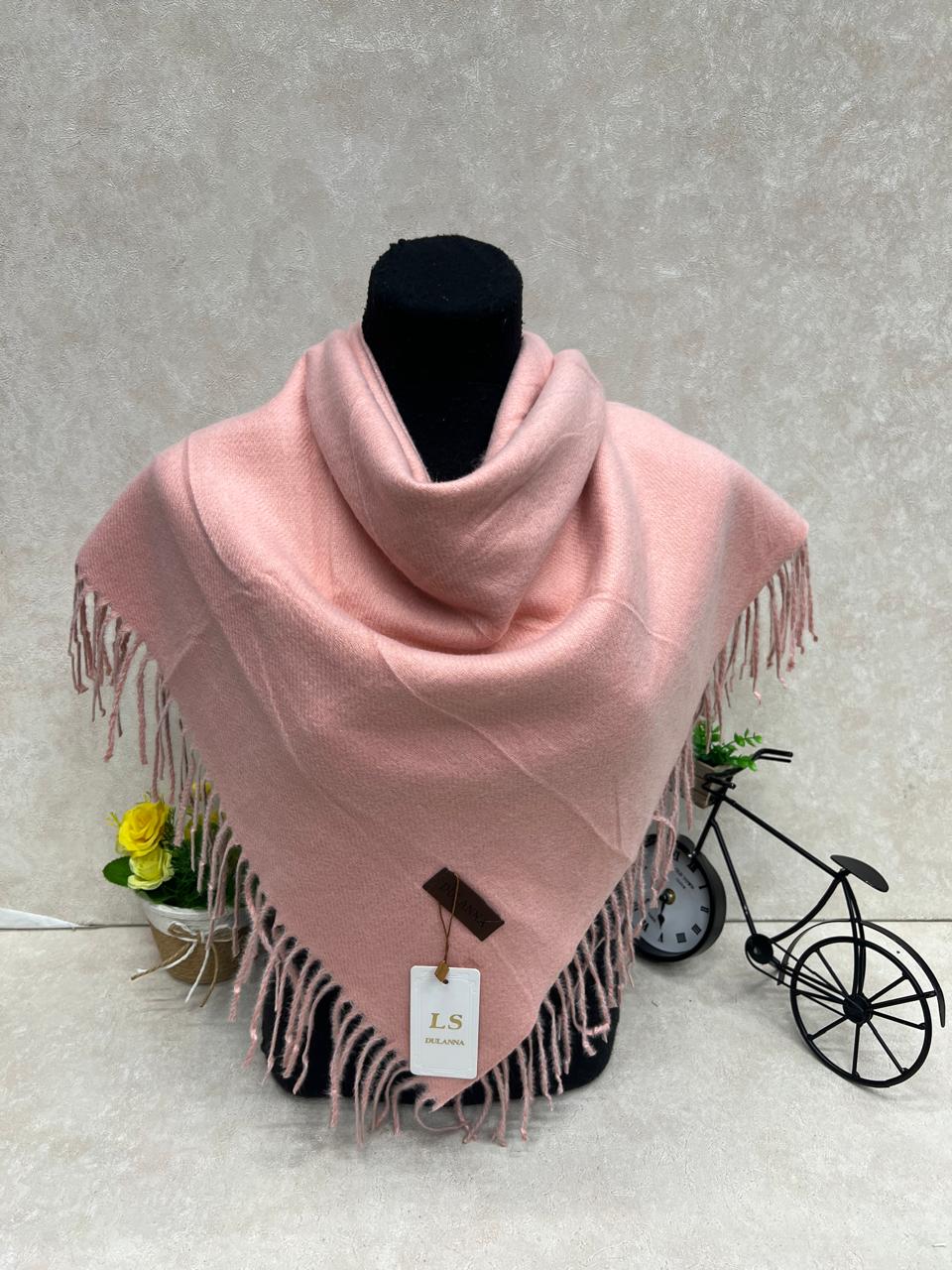 На фото 1 - Платок  из кашемира и шерсти, цвет розовый На фото 1 - Платок  из кашемира и шерсти, цвет розовый
