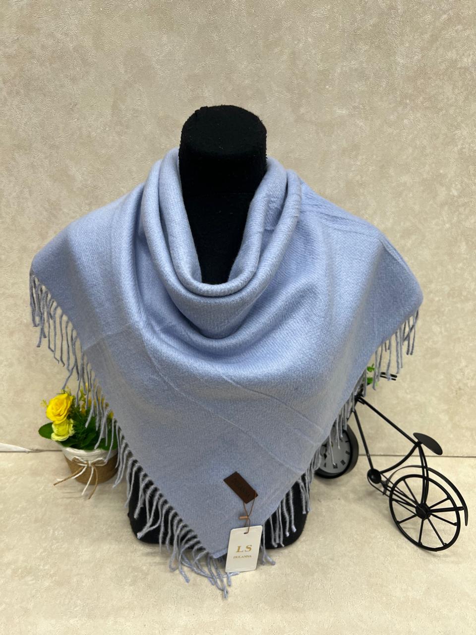 На фото 1 - Платок  из кашемира и шерсти, цвет серо-голубой На фото 1 - Платок  из кашемира и шерсти, цвет серо-голубой