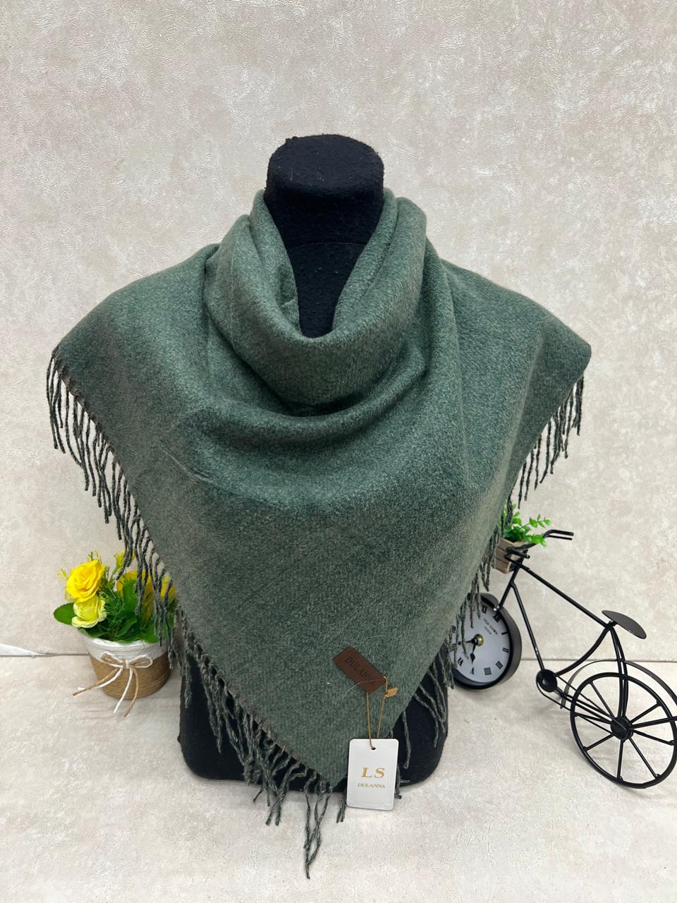 На фото 1 - Платок  из кашемира и шерсти, цвет зеленый На фото 1 - Платок  из кашемира и шерсти, цвет зеленый