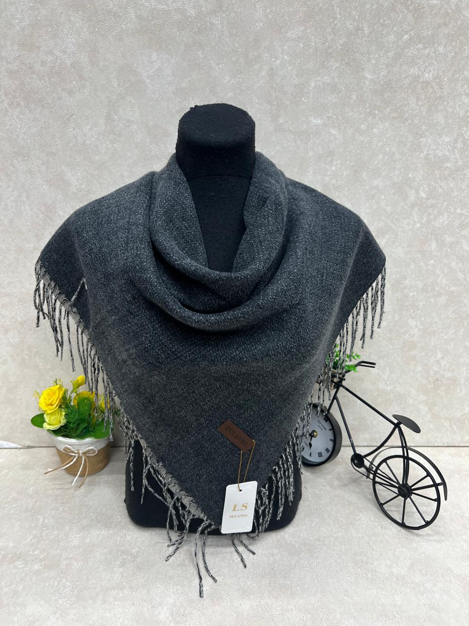 На фото 1 - Платок  из кашемира и шерсти, цвет темно серый На фото 1 - Платок  из кашемира и шерсти, цвет темно серый