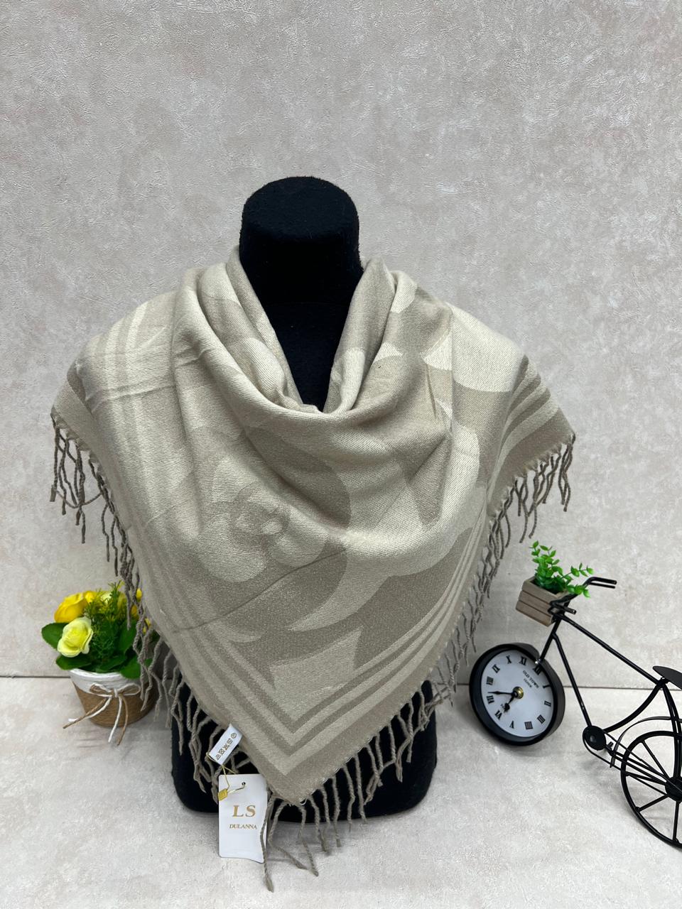 На фото 1 - Платок из кашемира, мультицвет На фото 1 - Платок из кашемира, мультицвет