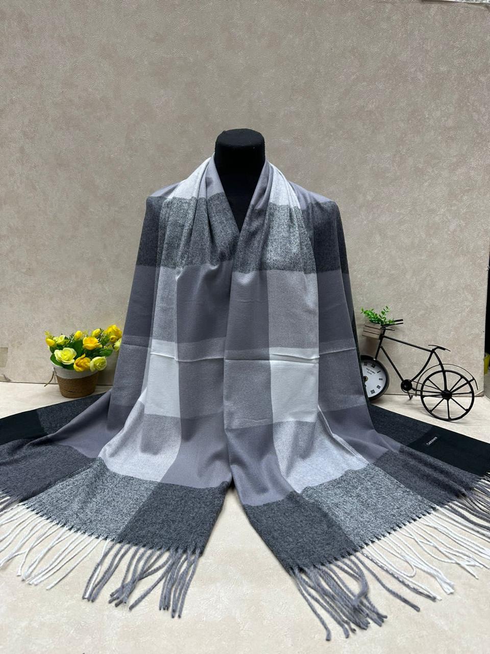 На фото 1 - Платок из кашемира, мультицвет На фото 1 - Платок из кашемира, мультицвет