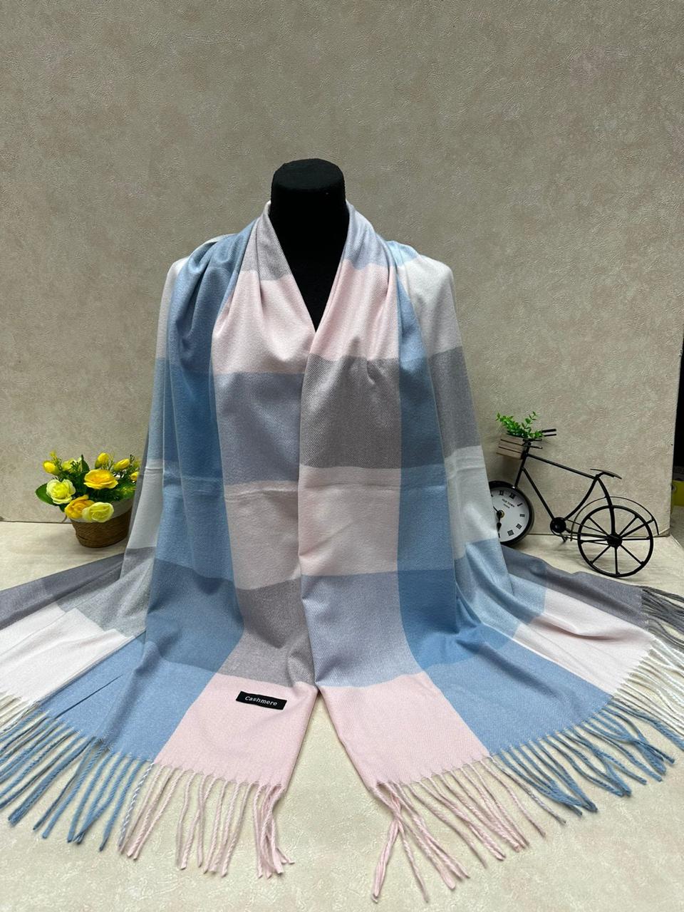 На фото 1 - Платок из кашемира, мультицвет На фото 1 - Платок из кашемира, мультицвет